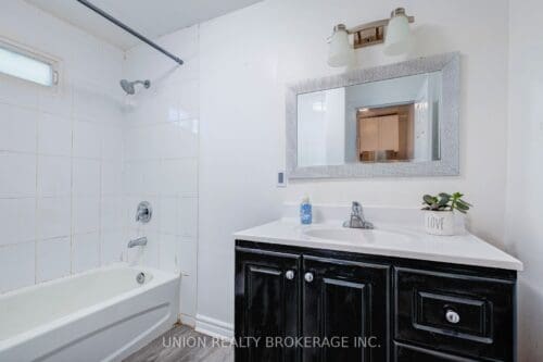 18 Lucy Avenue Bathroom